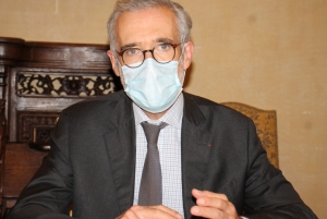 « Le préfet de l’Yonne Henri PREVOST étoffe son panel de mesures restrictives mais nécessaires pour protéger la population des méfaits du coronavirus. Deux nouvelles dispositions ont été adoptées et sont applicables depuis vendredi soir minuit : la fermeture des bars à 22 heures et le port obligatoire des masques sur les zones commerciales et leurs aires de stationnement…Ultimes recours avant le couvre-feu ? ».