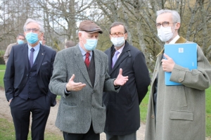 « Il y a peu le préfet de l’Yonne Henri PREVOST était accueilli par le président de la CCPF Jean-Philippe SAULNIER-ARRIGHI, son vice-président Alain DROUHIN et le maire de Toucy Michel KOTOVCHIKHINE afin de deviser sur le futur site d’implantation du centre aquatique intercommunal…Avant de découvrir l’existence de la nappe phréatique ! ».