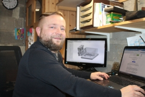 « Pour l’heure, Julien RICHARD travaille dans l’une des pièces de son pavillon aménagée au sous-sol pour les besoins de sa production. Demain, le quadragénaire espère transformer son rêve en pure réalité en se dotant d’un atelier ayant pignon sur rue dans le Sénonais. Les premiers contacts professionnels se sont mués en autant de commandes fermes et définitives : KOMAN DESIGNZ se créé petit à petit son marché… ».