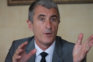 « Vingt ans de carrière préfectorale et quinze années vécues au sein de l’armée constituent le bagage de cet ancien élève de Saint-Cyr. Une solide expérience que Patrice LATRON souhaite mettre au service de notre territoire… ».