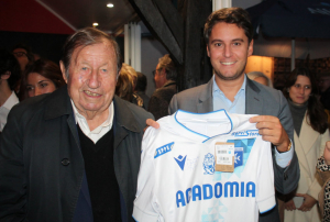 « Une rencontre au sommet et derrière le maillot de l’AJ Auxerre entre Guy ROUX et Gabriel ATTAL, l’ex-pensionnaire de Matignon, vendredi en début de soirée. Même s’il supporte d’ordinaire le PSG, l’ancien Premier ministre aura à cœur de suivre les résultats du club auxerrois désormais… ».