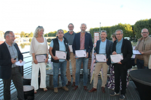 « Les mandataires de la CPME 89 ont été mis à l’honneur lors de la soirée spéciale concoctée par les responsables de la Confédération départementale des Petites et Moyennes Entreprises, avec remise de diplômes et de places offertes au théâtre d’Auxerre. En progression au niveau de ses adhérents, la CPME de l’Yonne est présidée par le restaurateur Didier BARJOT… ».