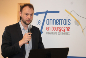 « La politique proactive de la Communauté de communes Le Tonnerrois en Bourgogne a été particulièrement saluée par le sous-préfet de l’arrondissement d’Avallon, Sébastien HENNON, qui devait clôturer la séance inaugurale de la nouvelle crèche intercommunale, agrandie et rénovée, jeudi en fin d’après-midi à Tonnerre. Un représentant de l’Etat à l’écoute des communes rurales… ».
