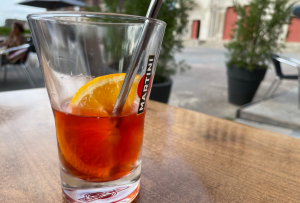 « Faudra-t-il bientôt une loupe pour apprécier le contenu d’un verre à déguster avec modération au pied de la plus célèbre basilique romane de l’Hexagone ? Une mini dose de produit à boire pour un maxi prix à payer ! Voilà ce qui attend touristes et pèlerins en visite sur la « Colline éternelle » de Vézelay ! A neuf euros le verre, il faut s’en remettre désormais à Sainte Marie-Madeleine pour que l’inflation ne s’envole pas ! ».