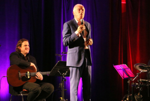 « N’hésitant pas à endosser le costume de chef d’orchestre pour diriger la 5e danse hongroise de BRAHMS, mais à la manière de Stéphane BERN, Pierre DOUGLAS a su faire vibrer le public icaunais, du rire aux larmes… ».