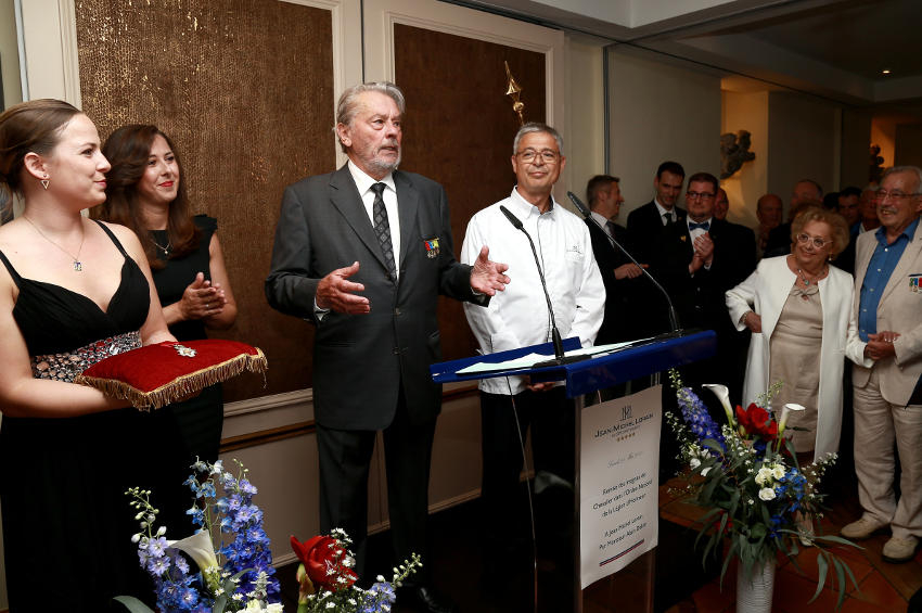 « Le dernier monstre sacré du cinéma hexagonal était venu en voisin en juin 2018 à la Côte Saint-Jacques à Joigny pour remettre les insignes de chevalier de la Légion d’Honneur au chef doublement étoilé Jean-Michel LORAIN. Parti à 88 ans, Alain DELON demeurera à jamais une icône du septième art et un orateur sans langue de bois qui disait ce qu’il pensait, sans faux-semblants…même si cela dérangeait ! ».