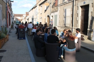 « Les propriétaires de bars et restaurants du cœur d’Auxerre voient d’un très bon œil l’initiative portée par la municipalité : rendre certains secteurs accessibles aux piétons et…aux consommateurs ! L’adjoint au commerce Jean-Philippe BAILLY a dévoilé les dessous du dispositif qui se mettra en place du 04 juillet au 29 août les samedis en soirée… ».