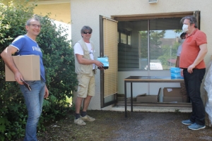 « La Fédération Française du Bâtiment de l’Yonne a distribué 25 000 masques de protection à ses adhérents avant la date butoir du 11 mai. Une séance mobilisatrice pour son secrétaire général, Christian DUCHET (à droite) qui a veillé au bon déroulement de l’opération… ».