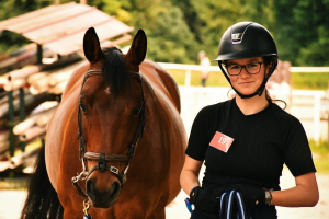 « Le cheval est son meilleur allié pour entrevoir une belle carrière dans la filière ! Multipliant les récompenses, l’Icaunaise Suzanne CONSTANT aura tout connu en cette année de concours de l’Un des Meilleurs apprentis de France dans sa discipline de prédilection, palefrenier-soigneur. Bilan de l’opération : trois titres dont le national ! ».