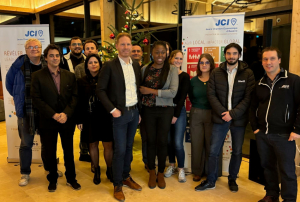 « Les membres de la Jeune Chambre Economique d’Auxerre ont choisi de se délocaliser à Charbuy pour y tenir leur traditionnelle assemblée générale. L’occasion pour la présidente de l’entité, forte de vingt membres, Esther VITO, de tirer les premiers enseignements de la saison écoulée… ».
