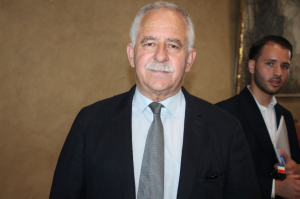 « Furax contre son collègue de la majorité départementale, le député sortant André VILLIERS ! Le vice-président du Conseil départemental de l’Yonne en charge des Sports et édile de Migennes, le LR François BOUCHER, demande à faire barrage au…représentant du parti « Horizons » sur la seconde circonscription le 07 juillet prochain ! Réponse du tac au tac d’André VILLIERS qui fait référence aux Jeux de Berlin de 1936 de sinistre mémoire… ».