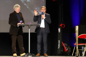 « Exit les fastes de la cérémonie des vœux de 2024 dans l’Auxerrois, où les Jeux Olympiques de Paris, Nelson MONFORT et les dirigeants du Racing 92 avaient créé la surprise au Parc des expositions d’Auxerre ! Cette année, ce sera la disette festive pour les habitants de la capitale de l’Yonne, pour cause de contexte économique difficile et de crise politique au sommet de l’Etat. Crescent MARAULT et ses équipes préfèrent se consacrer à l’accomplissement des projets et promettent des retrouvailles en 2025 lors de leurs inaugurations… ».