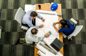 « Une étude de l’UNEDIC appuie cette thèse : après 56 ans, l’emploi durable s’éloigne pour cette tranche de seniors confrontés de plus en plus à la précarisation et au chômage en France. Les discriminations à l’âge existent dans les entreprises. Reste la formation pour tenter autre chose après des années de carrière vécues dans un secteur corporatiste, sans garantie de succès… ».