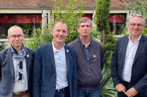 « Le président régional de la Chambre de Métiers et de l’Artisanat Emmanuel POYEN (à droite) s’est entretenu avec plusieurs entrepreneurs lors de sa récente visite dans l’Yonne. Il s’est accordé un temps de répit aux côtés de Jean-Marc THIRION, secrétaire général U2P BFC, David MARTIN, président U2P Yonne et Jean-Pierre RICHARD, président de la CAPEB 89, tête de liste de « La Voix des Artisans »… ».