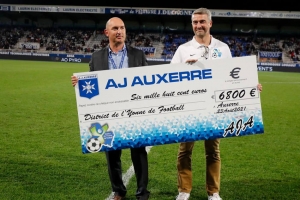 « Les parures sportives des équipes de l’AJ Auxerre et de l’Olympique de Marseille, mises en vente au profit du District de football de l’Yonne, ont mobilisé les acquéreurs. Au stade de l’Abbé Deschamps, Baptiste MALHERBE a offert la coquette somme de 6 800 euros au président du District de l’Yonne, Christophe CAILLIET… ».