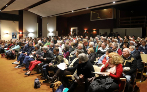 « Tour à tour, les opposants au projet de points d’apport volontaire afin de gérer différemment la collecte des déchets dans l’Auxerrois et de supprimer les ramassages, ont pris soin d’exposer leurs arguments, à l’instar de Didier MICHEL, Isabelle POIFOL-FERREIRA ou Mani CAMBEFORT. Prochain acte : une réunion publique programmée le 30 janvier 2024 en présence de Lionel COIFFARD, élu du Grenoblois spécialiste du sujet… ».