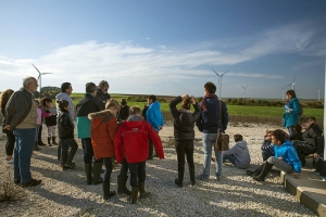 « Les deux sites éoliens de Forterre et de Migé n’auront plus de secrets pour les participants à cette randonnée qui alliera les plaisirs physiques de la marche à ceux de l’enrichissement intellectuel. Ouverte à tous, cette promenade pédagogique s’inscrit dans le cadre du programme d’animation « TEPOS » décliné par la Communauté de communes de Puisaye Forterre en faveur de la transition énergétique… ».