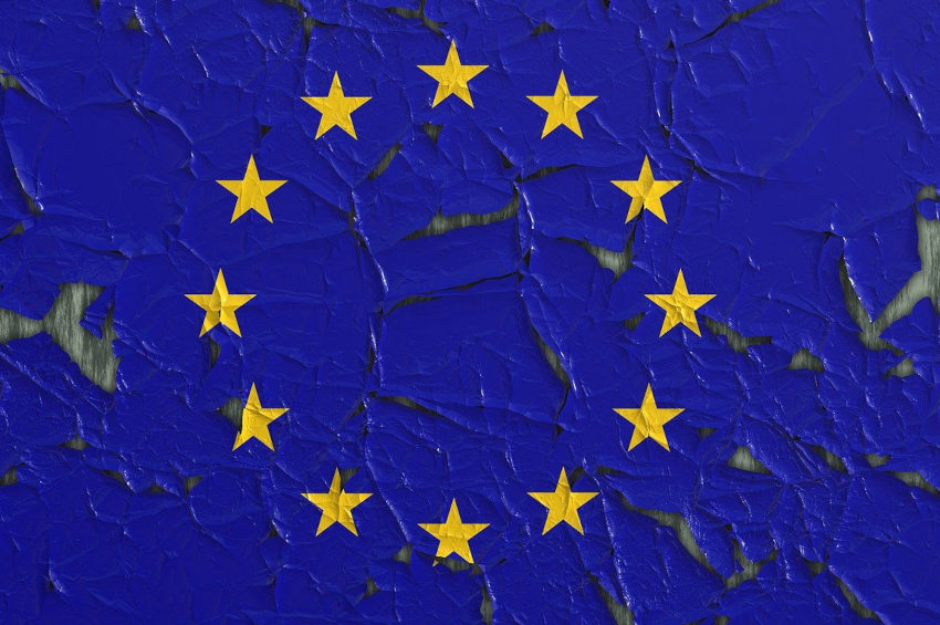 « Plus que jamais les Européens doivent se montrer unis et forts pour se préparer à encaisser le divorce à l’américaine qui nous vient de l’autre côté de l’Atlantique. Un divorce qui se mue en changement radical d’alliance contre toute attente… ».