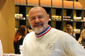 « Malgré la perte de son bâtiment de 1 200 m2, de ses laboratoires et de la vitrine commerciale de Pont Sainte-Marie, le chef d’entreprise Pascal CAFFET remercie chaque personne ayant apporté un soutien à la suite de cet incendie. Il s’emploie à réorganiser au mieux son atelier de fabrication. Objectif : approvisionner dans les meilleurs délais l’ensemble de ses points de vente et relever ce challenge face à l’adversité… ».