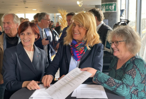 « Un partenariat utile où la pédagogie et l’entraide font bon ménage pour l’opérateur ORANGE avec l’Association des Maires Ruraux de l’Yonne ! Accompagner ces 43 % de Français encore déconnectés de la chose numérique est devenu l’une des priorités de l’entreprise dans sa posture sociétale… De gauche à droite : Véronique MORLIGHEM, Dominique FAURE et Dominique CHAPPUIT».
