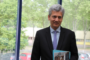 « A cinquante ans tout pile, mais arborant toujours un look de « jeune homme » dynamique, Jean-Paul JULIA, directeur général de la Banque Populaire Bourgogne Franche-Comté et des Pays de l’Ain a dévoilé lors de sa première conférence de presse régionale les grands axes d’un nouveau plan stratégique, résolument « humain »… ».