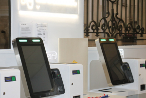 « Les îlots numériques offrent le matériel nécessaire et un accompagnement aux personnes qui auraient besoin de réaliser des démarches administratives sur Internet. Outre les ateliers pédagogiques, les services de La Poste contribuent à l’inclusion numérique en proposant une tablette spéciale senior et de l’accompagnement, via un personnel ayant bénéficié des formations nécessaires… ».
