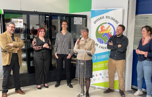 « Elle est belle et admirable l’équipe de bénévoles qui entoure la présidente de l’Epicerie Solidaire Catherine JAPIOT ! Un nouvel écrin pour de nouvelles aventures qui se nomment altruisme et solidarité, quoi de plus beau dans l’existence ? ».