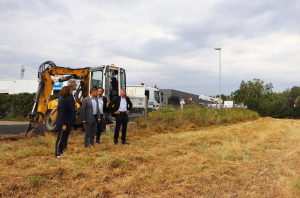 « Visite sur le terrain pour le maire-président Crescent MARAULT qui accompagné de Carole CRESSON GIRAUD, Nordine BOUCHROU et Christophe BONNEFOND ont écouté avec grand intérêt les explications de Laurent BORYCKI, directeur du patrimoine et aménagement de l’espace public, sur les chantiers en cours en vue de l’amélioration de la ville… ».