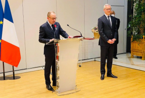 « Homme de communication, le maire de Tonnerre et conseiller départemental Cédric CLECH a reçu l’insigne de chevalier de l’ordre national de la Légion d’honneur des mains de Bruno LE MAIRE, ministre de l’Economie et des Finances… ».