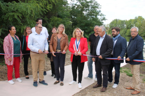 « Double cérémonie inaugurale à Bassou avec l’officialisation d’un ponton flottant qui facilite l’accostage des plaisanciers et la reconnaissance d’une zone boisée protégée, un refuge à l’estampille de la LPO où s’ébattent gaiement des chauves-souris, oiseaux et invertébrés ! ».