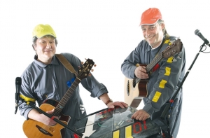 « Originaires du Loiret, Freddy POTHEQUE et Hervé LAHOUSSE, munis du « zingophone », se produiront au marché dominical de Gy l’Evêque, le 16 décembre. Les artistes y interprèteront leurs compositions et les airs indémodables de la chanson française et de la country américaine… ».