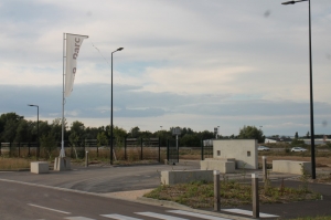 « Le parc d’activités au nord d’Auxerre s’est invité dans les échanges de la séance de l’Agglo de l’Auxerrois ce jeudi 22 octobre. Lucide et réaliste, le président Crescent MARAULT se contenterait de la création à termes de cinq cents emplois avec l’accueil de nouvelles entreprises sur site. S’éloignant ainsi des ambitions initiales portées par son prédécesseur d’en accueillir au moins mille cinq cents… ».