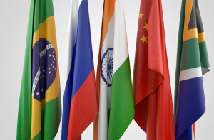 « Outil de propagande économique et monétaire de la Chine, en passe de devenir la première puissance mondiale devant les Etats-Unis, les BRICS en quête d’élargissement auprès des pays du Sud global se définissent désormais sous l’impulsion de la Russie comme une organisation anti-occidentale, désireuse de changer l’ordre planétaire. De là à en faire une puissance militaire contre l’Occident, il n’y aurait qu’un pas ? ».