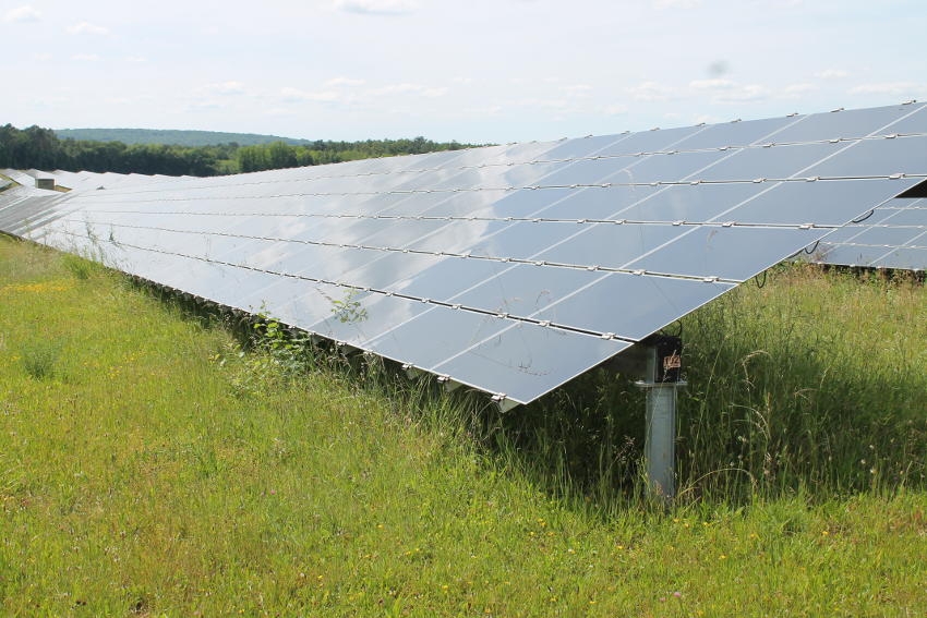 « Le parc solaire composé de 700 000 panneaux photovoltaïques de Massangis devrait s’agrandir en accueillant de nouvelles installations à brève échéance. L’information a été confirmée par la direction régionale EDF Bourgogne Franche-Comté. Une opportunité de valoriser le site de production énergétique cher à l’élu départemental et maire de la localité, Xavier COURTOIS… ».