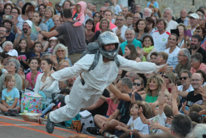 « Spectacle étonnant que celui-ci, concocté par les Compagnies Les Sanglés et En Corps en l’Air, lors d’un hommage décalé et loufoque dédié au pionner de la conquête spatiale, le Soviétique Youri GAGARINE. Une ouverture renversante pour l’édition 2024 du festival des « Rues Barrées » auxerroises ! »