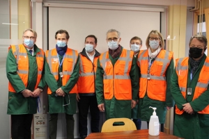 « Les personnalités de la sphère économico-politique de l’Yonne entourent le directeur général de FRUEHAUF lors de la visite de l’unité de production auxerroise ce jeudi. La filiale du groupe polonais WIELTON va bénéficier de l’aide de l’Etat et de BPI France, soit une manne de 800 000 euros pour ses investissements et préserver l’emploi… ».