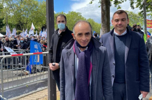 « Nul ne sait encore si l’éditorialiste se lancera dans l’arène de la présidentielle 2022. Et pourtant, Eric ZEMMOUR est pour l’heure crédité de 11 % des intentions de vote, rognant sur l’électorat de Marine LE PEN et de Xavier BERTRAND. Et si le scrutin engendrait l’avènement d’un homme providentiel ? ».