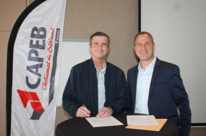 « Ils sont tout sourire Jean-Pierre RICHARD, président de la CAPEB 89 et Ludovic DAME, directeur des établissements de l’assureur mutualiste, GROUPAMA, dans l’Yonne et la Seine-et-Marne. Vingt-cinq après, le partenariat relationnel noué entre les deux structures perdure toujours ! ».