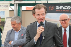 « Le député Les Républicains Guillaume LARRIVE se refuse à tout projet de déménagement de l’antenne régionale de l’Ecole nationale vétérinaire de Maison Alfort à CHAMPIGNELLES. Profitant de la tribune inaugurale de la Foire de Toucy, il a affirmé attendre des faits concrets de la part du gouvernement, tout en souhaitant une suite positive et favorable à l’évolution de ce dossier… ».