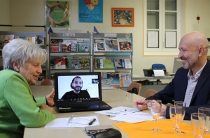 « Le comité exécutif de la Maison de la Francophonie en Bourgogne s’est entretenu par écran interposé avec l’un des lauréats du concours international « Ma minute francophone » : le jeune Chani DECROUX. Marité CATHERIN lui a présenté son parrain auxerrois : le dirigeant de la société CORAIL Patrimoine, Gaël ROCHON… ».