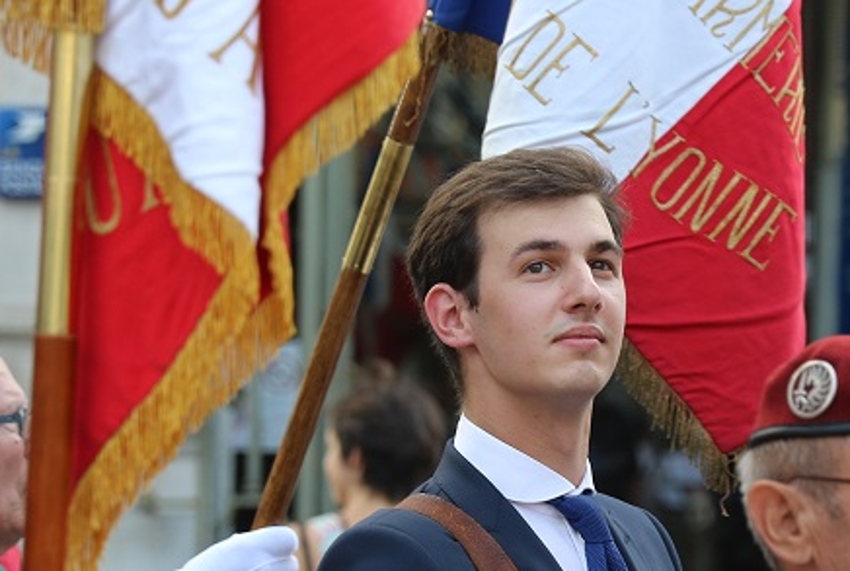 « Responsable des jeunes au sein du nouveau parti, AGIR 89 La Droite constructive, officialisé le 20 janvier à Auxerre, Thomas MONARCHI-COMTE, membre du Souvenir français, souhaite inscrire son implication au plus près du territoire icaunais. Il participait le 24 août 2017 au défilé de la commémoration de la Libération d’Auxerre comme porte-drapeau. Ce consultant en entreprise, spécialisé dans la gestion de la communication de crise, n’a pas hésité à rejoindre le parti créé par le ministre de la Culture Franck RIESTER parce que cette formation n’oublie pas les valeurs fondamentales de la République… ».