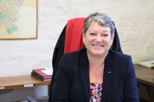 « L’ex-directrice de cabinet du préfet de Saône-et-Loire se réjouit de sa nomination dans l’Yonne, un territoire aux valeurs patrimoniales riches où elle va prendre racine. La nouvelle secrétaire générale de la préfecture inscrit le plan de relance économique parmi ses priorités… ».