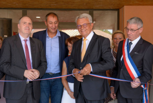 « L’instant est solennel pour le président du Département Patrick GENDRAUD, aux côtés de son premier vice-président Grégory DORTE et du DASEN Vincent AUBERT, qui découpe le ruban tricolore marquant l’inauguration de l’espace restauration du collège Claude-Debussy de Villeneuve-la-Guyard… ».