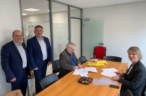 « Quelques jours avant le déroulé de l’épreuve, qualificative pour les championnats nationaux, la directrice du groupe Yonne de la Caisse d’Epargne BFC Florence FORZINETTI a renouvelé le partenariat avec l’Association de Jumelage de Monéteau… ».
