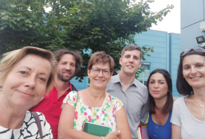 « La venue de Jean-Pierre PERNAUT sollicité pour animer le « journal télévisé » faisant office de cérémonie des vœux de l’Auxerrois n’est pas le seul sujet qui provoque le courroux des élus de l’opposition. Ces derniers pointent de l’index le trop plein de dépenses actuelles de la Ville et de l’Agglomération… ».