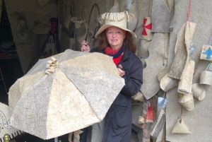 « Bâti entre 1280 et 1308, le plus ancien édifice de Cravant, classé « monument historique » est la propriété de la styliste Colette BECHET. Sa grange y est un lieu de vie pour les artistes comme LOL à l’été 2020. Elle-même y expose en permanence ses collections d’objets et de vêtements à base de chanvre. A découvrir sans modération ! ».