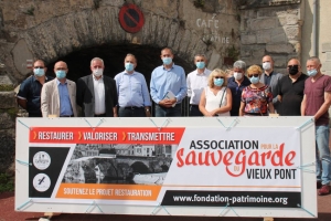 « La réhabilitation de l’emblème de Pont-sur-Yonne voit le concours participatif de nombreux partenaires institutionnels et économiques dont le Crédit Agricole Champagne Bourgogne et GROUPAMA Paris Val-de-Loire. Une souscription a été lancée sous l’égide de la Fondation du Patrimoine pour collecter les fonds nécessaires à la cure de jouvence d’un édifice apprécié de l’édile Grégory DORTE et des Pontois… ».