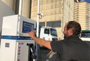 « Substituable au gazole, l’OLEO 100 fait figure d’alternative très intéressante aux carburants fossiles. Il est obtenu par la production de colza français dont l’Yonne a été le second producteur durant un temps. Aujourd’hui, les treize poids lourds de la coopérative YNOVAE bénéficient de ce carburant vert… ».