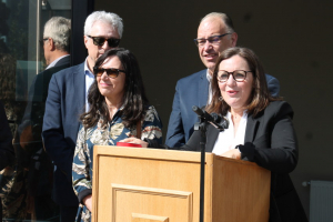« Double évènementiel chez « BC Entreprise » à Saint-Florentin ! Le cinquantième anniversaire du spécialiste en systèmes de climatisation et l’inauguration du nouveau site, accueilli dans les locaux jadis occupés par CAPRI. La dirigeante Emmanuèle BONNEAU a évoqué l’historicité de l’entreprise et remercié cet entourage « ouvert et compréhensif » qui l’accompagne au quotidien… ».