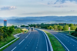 « C’est une vision idyllique de l’autoroute que l’on ne verra pas cet été ! Mais, se déplacer grâce à la mobilité ferroviaire serait-il une affaire de riches ? Il est moins coûteux de prendre son automobile pour effectuer un trajet Auxerre/Montpellier, malgré la pénibilité du voyage et les bouchons, que de s’asseoir confortablement dans un train ! Un dysfonctionnement, de plus, caractéristique de la France ? ».